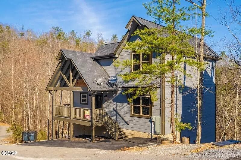1st image of 923 Pine Valley Way