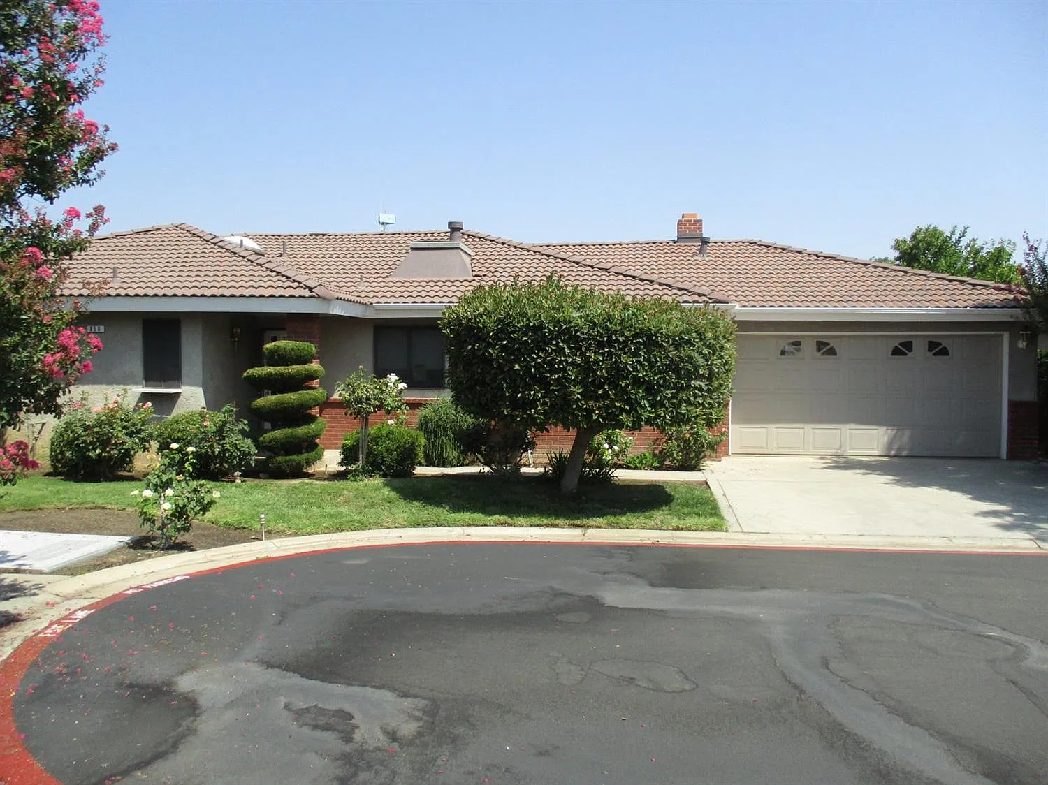 858 E Fallbrook Ave photo 1