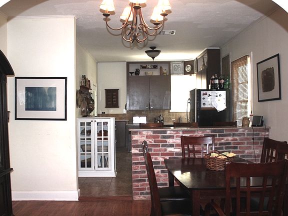 3rd image of 123 W Oak Ln