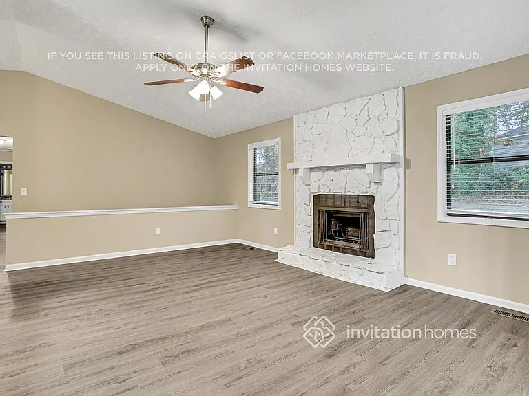 4040 Maxanne Dr NW — Photo 4