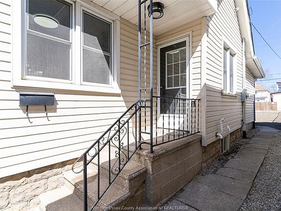 3rd image of 888 Langlois Ave