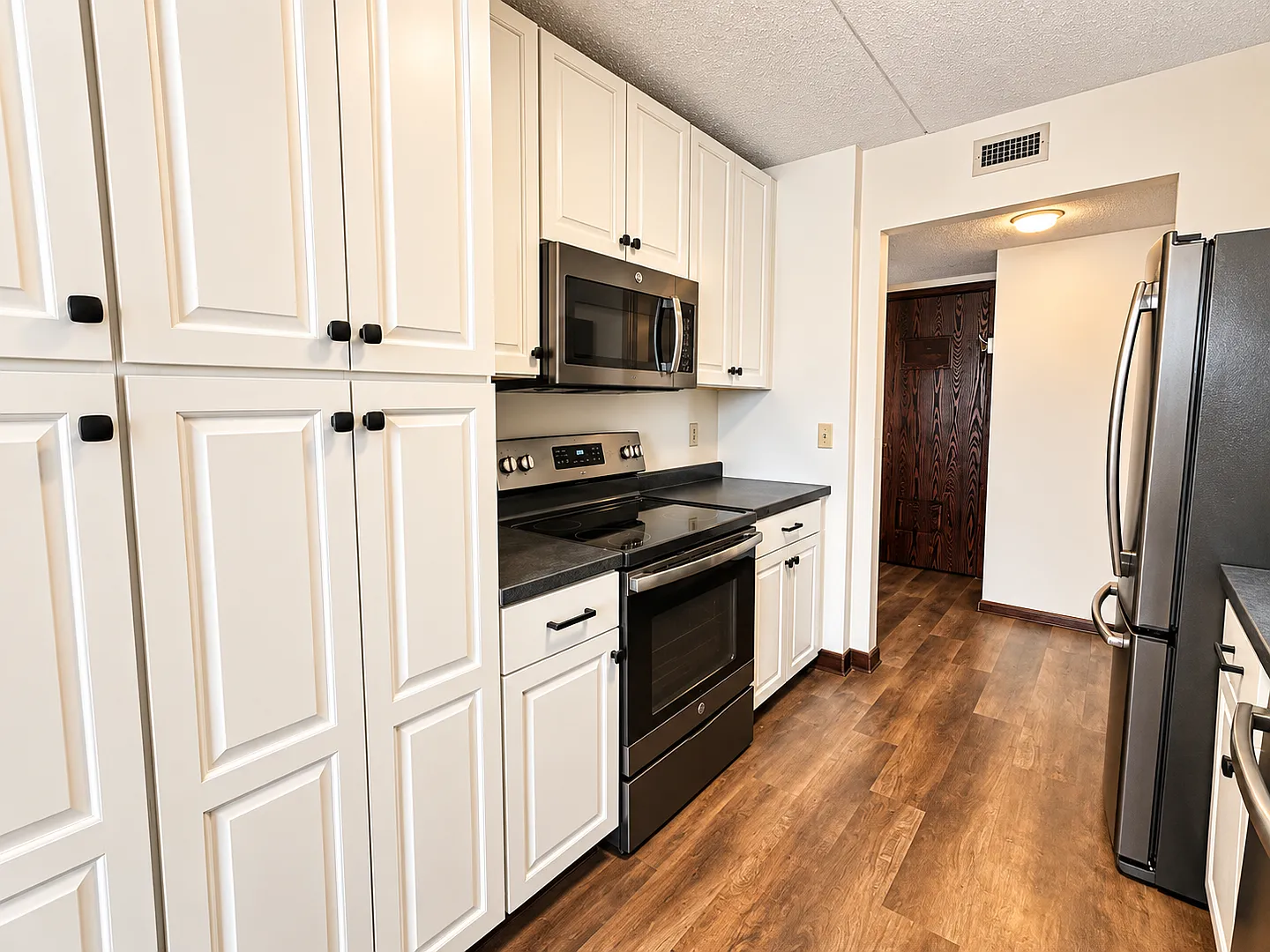 2 bedroom Condo in Twin Towers!! — Photo 3