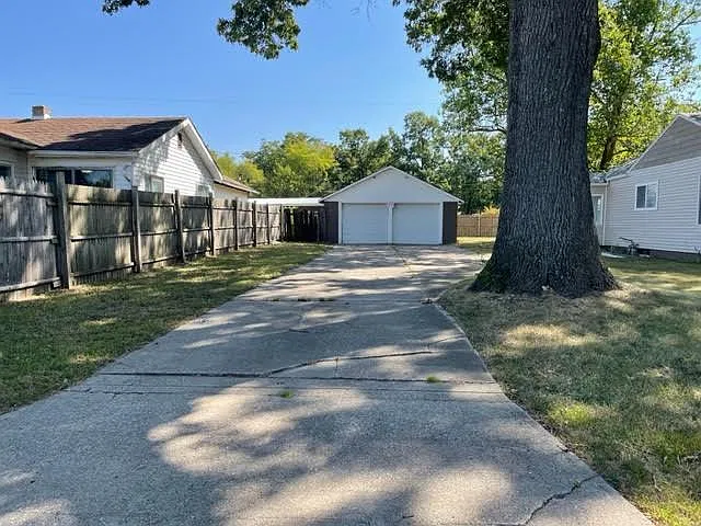 3 bed, 952 sqft, $1,550 — Photo 2