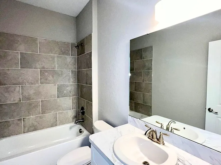 1335 W Walnut St #1 — Photo 8