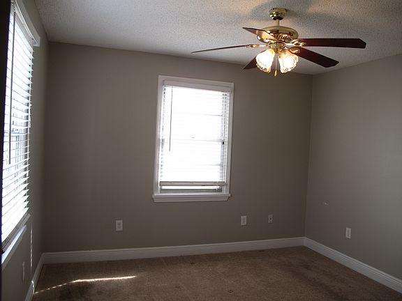 5th image of 809 Rosewood Dr