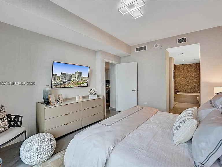 88 SW 7th St #1408 — Photo 35