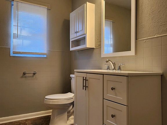 5th image of 613 Carridale St SW
