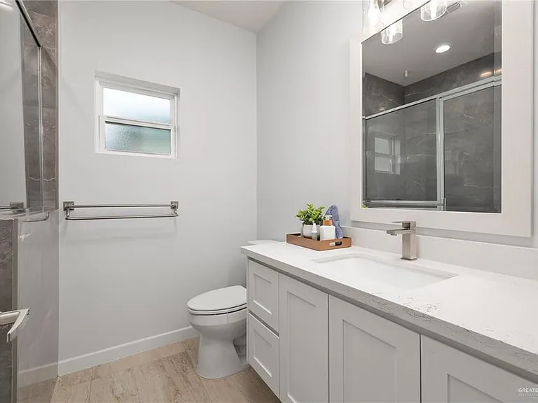 2214 E 6th St — Photo 12