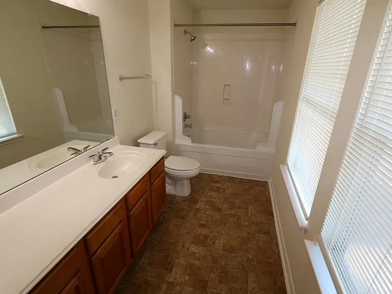 15611 Leeds Ln — Photo 12