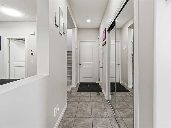 5th image of 19 Saddleland Dr W
