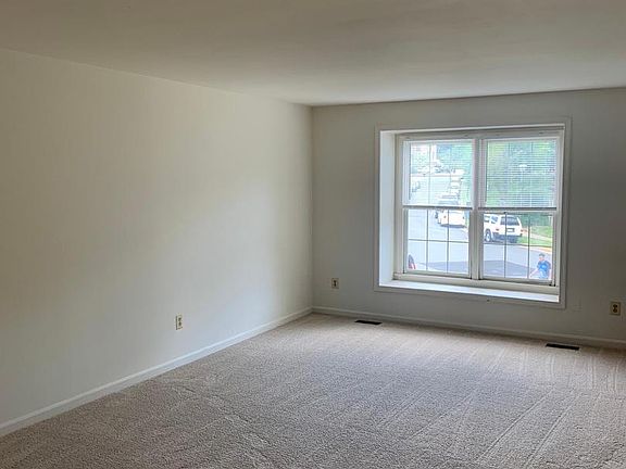 3rd image of 1405 Bluemont Ct