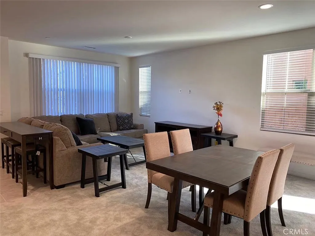 4 bed, 1907 sqft, $5,200 — Photo 2