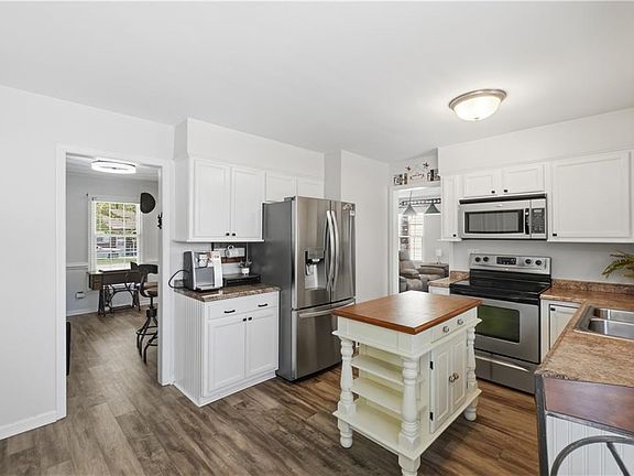5th image of 3632 Davis Ave