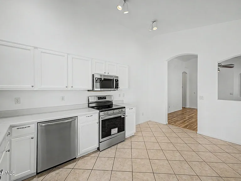 635 W Colt Rd — Photo 8