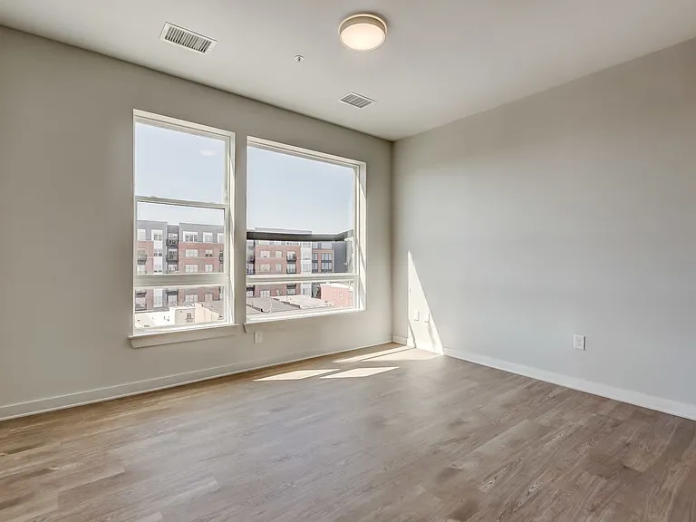 115 W Hamburg — Photo 40