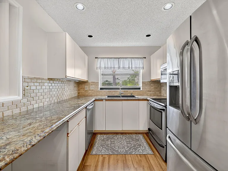 6101 SE Landing Way #11 — Photo 2