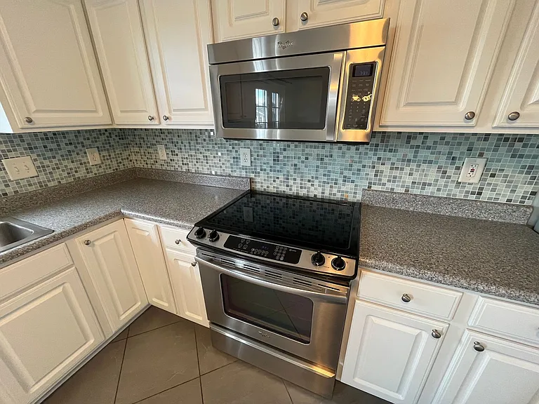 696 Wyndhurst Dr — Photo 10