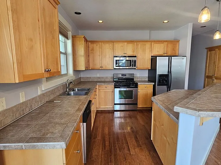 1082 SE Yarrow Ave — Photo 3