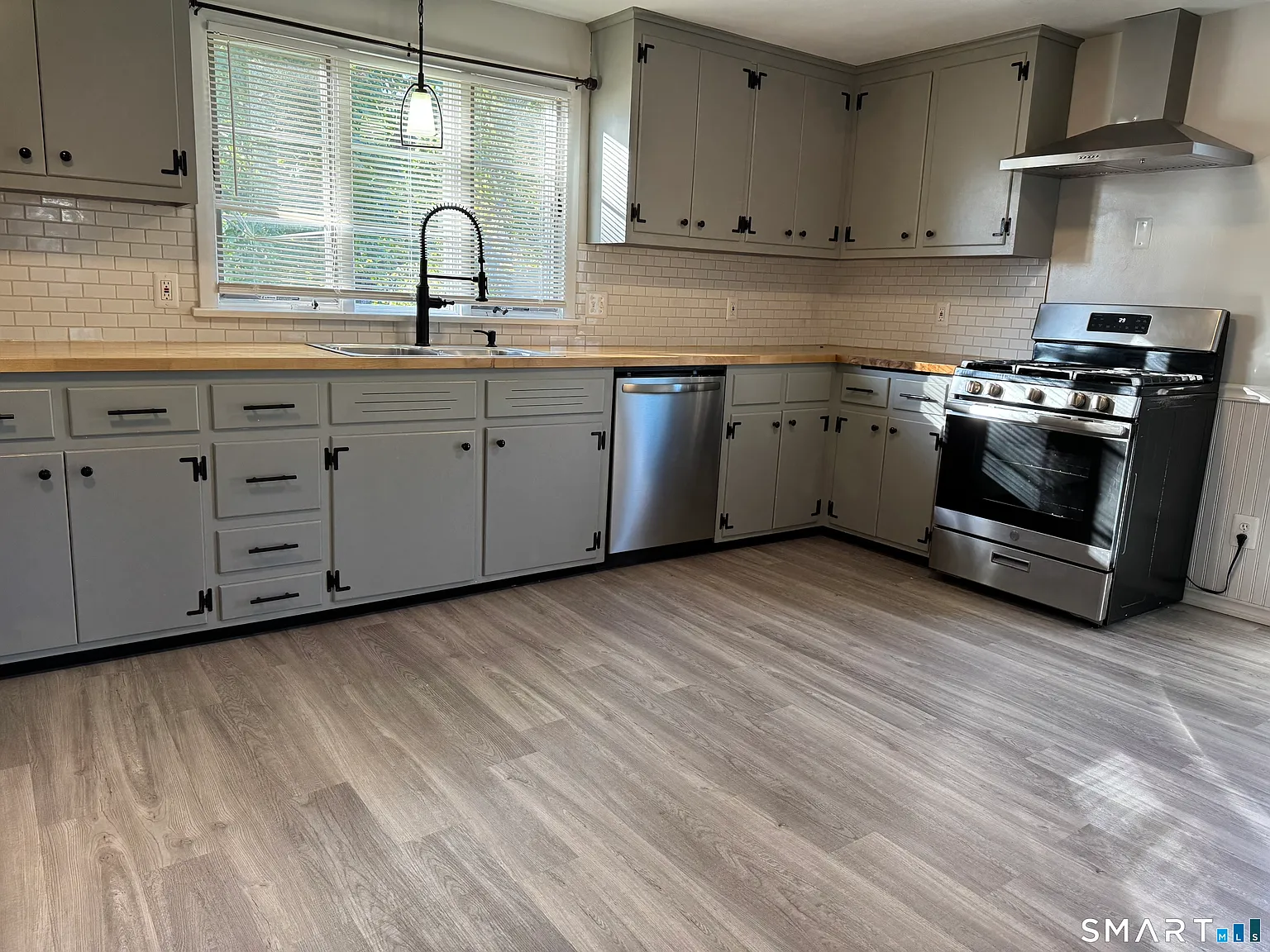 3 bed, 1.5 bath, 1240 sqft, $2,650 — Photo 2