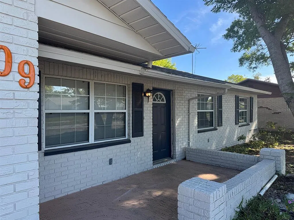3 bed, 2.0 bath, 1130 sqft, $2,350 — Photo 1