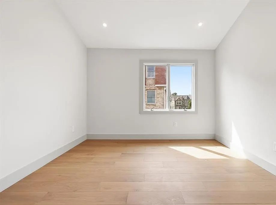 3 bed, 1000 sqft, $3,000 — Photo 2