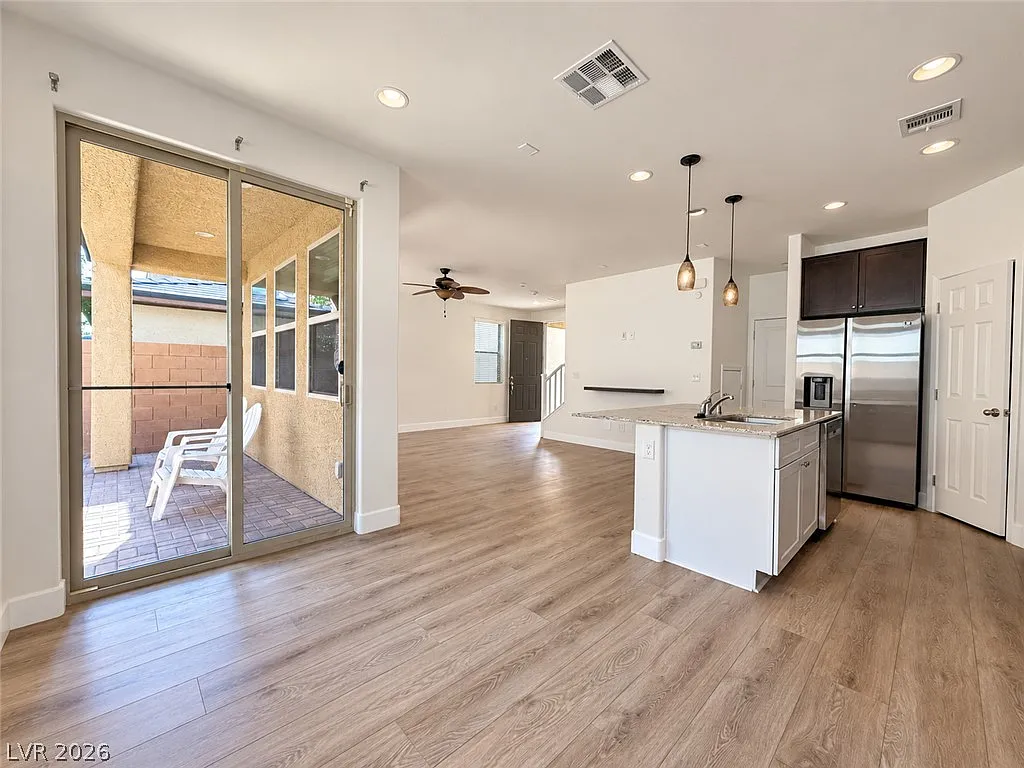 3 bed, 2.5 bath, 1656 sqft, $2,200 — Photo 3