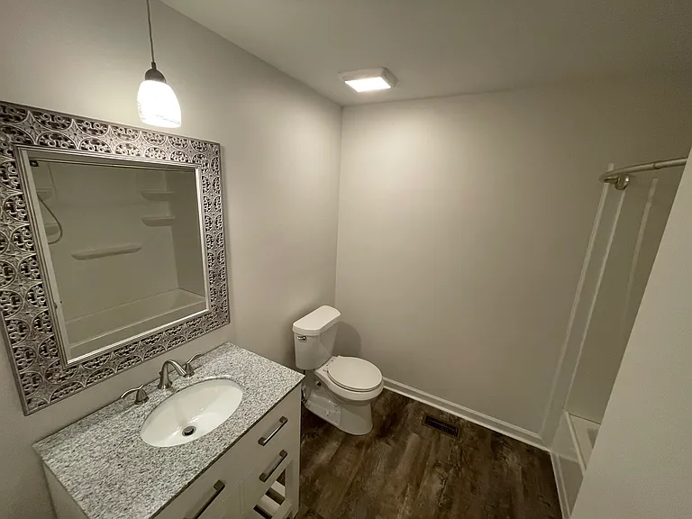 Full bathroom (hallway)