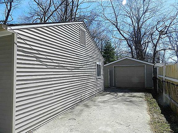 3rd image of 2832 Corvallis Cres