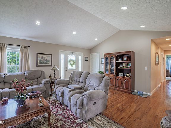5th image of 1015 Cedar Hills Dr