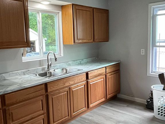 3rd image of 910 W 17th St