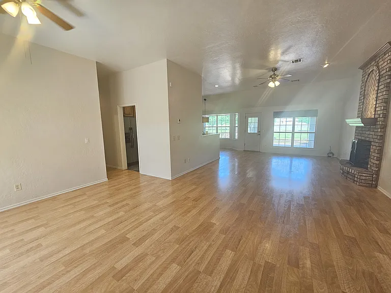 7 NW Forest Ln — Photo 3