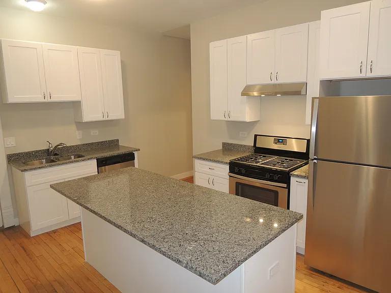 2154 N Maplewood Ave #1F — Photo 4
