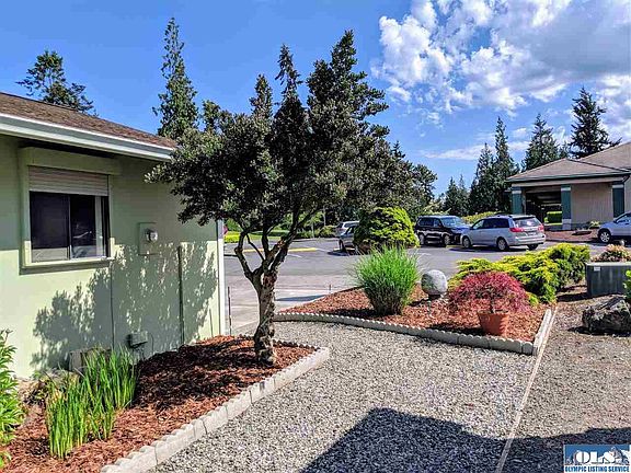 3rd image of 102-B Hilltop Dr