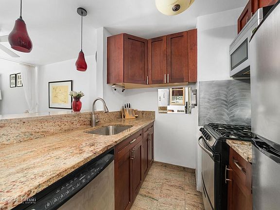 2nd image of 315 W 55th St APT 4F
