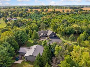 555 Chinnock Ln, River Falls, WI 54022