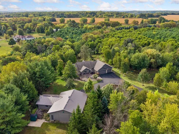 555 Chinnock Ln, River Falls, WI 54022