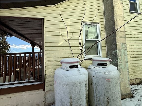 4th image of 922 Carbon Ave