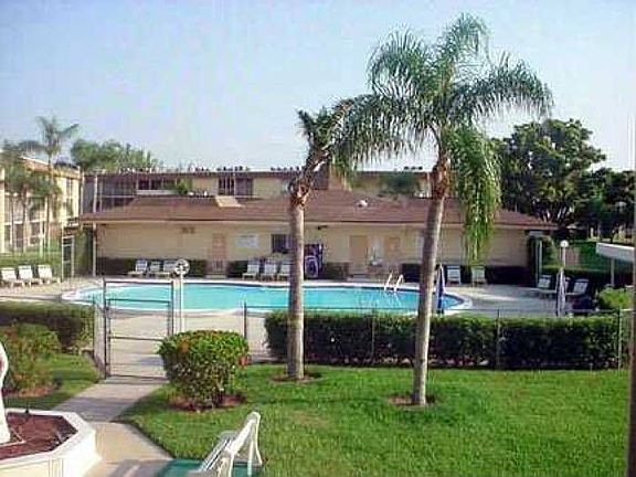 5th image of 600 Village Green Ct APT 212