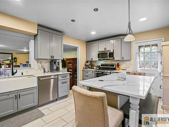 4th image of 360 Sherman Rd