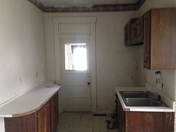 5th image of 814 N High St