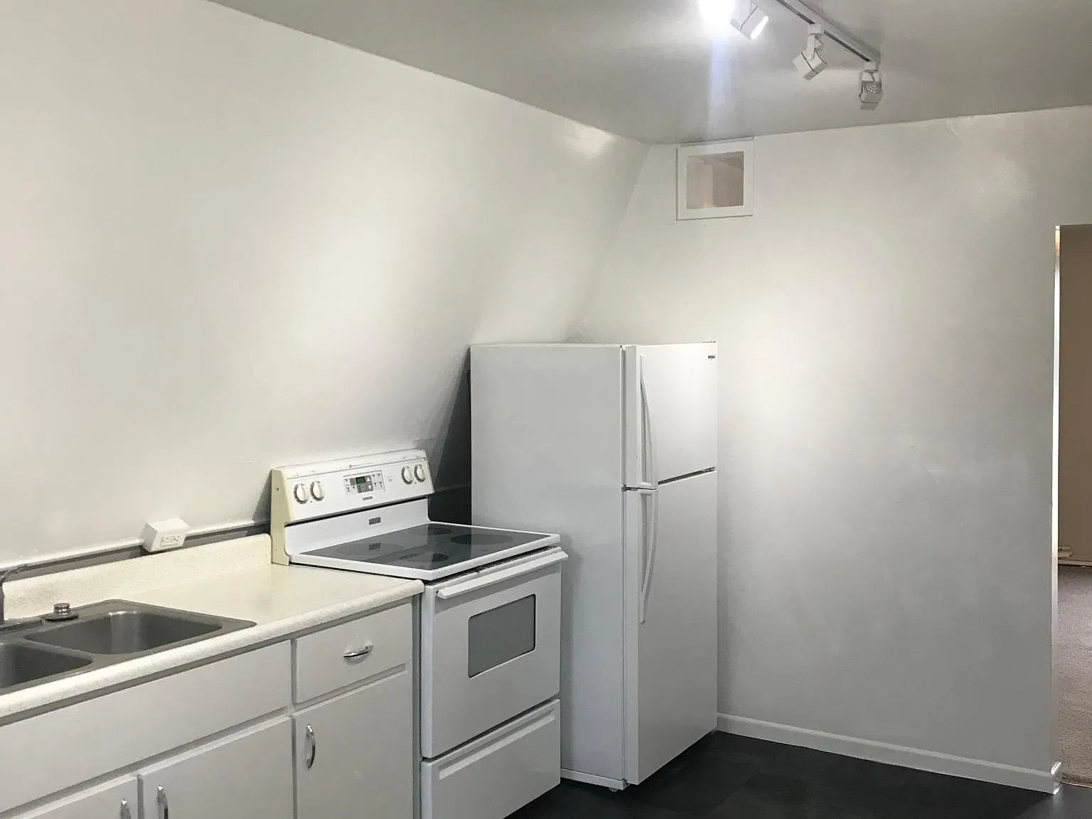 2201 La Crosse St — Photo 2