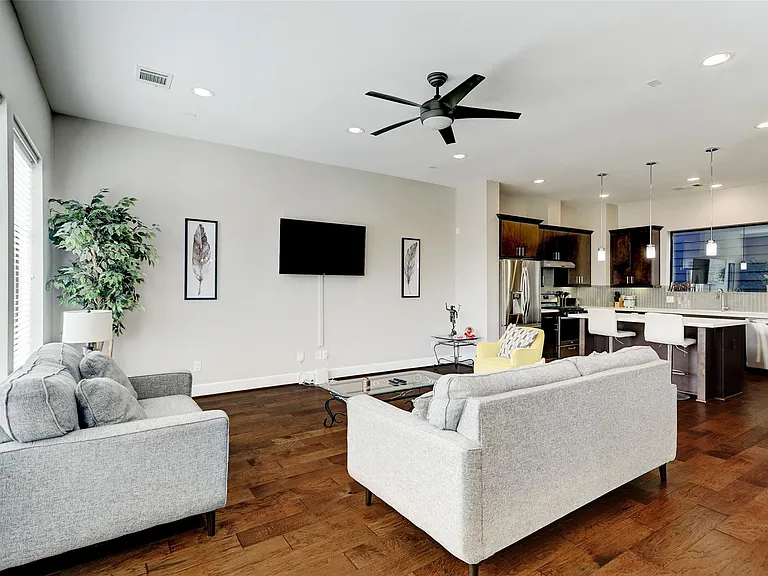 3015 Gillespie St — Photo 3