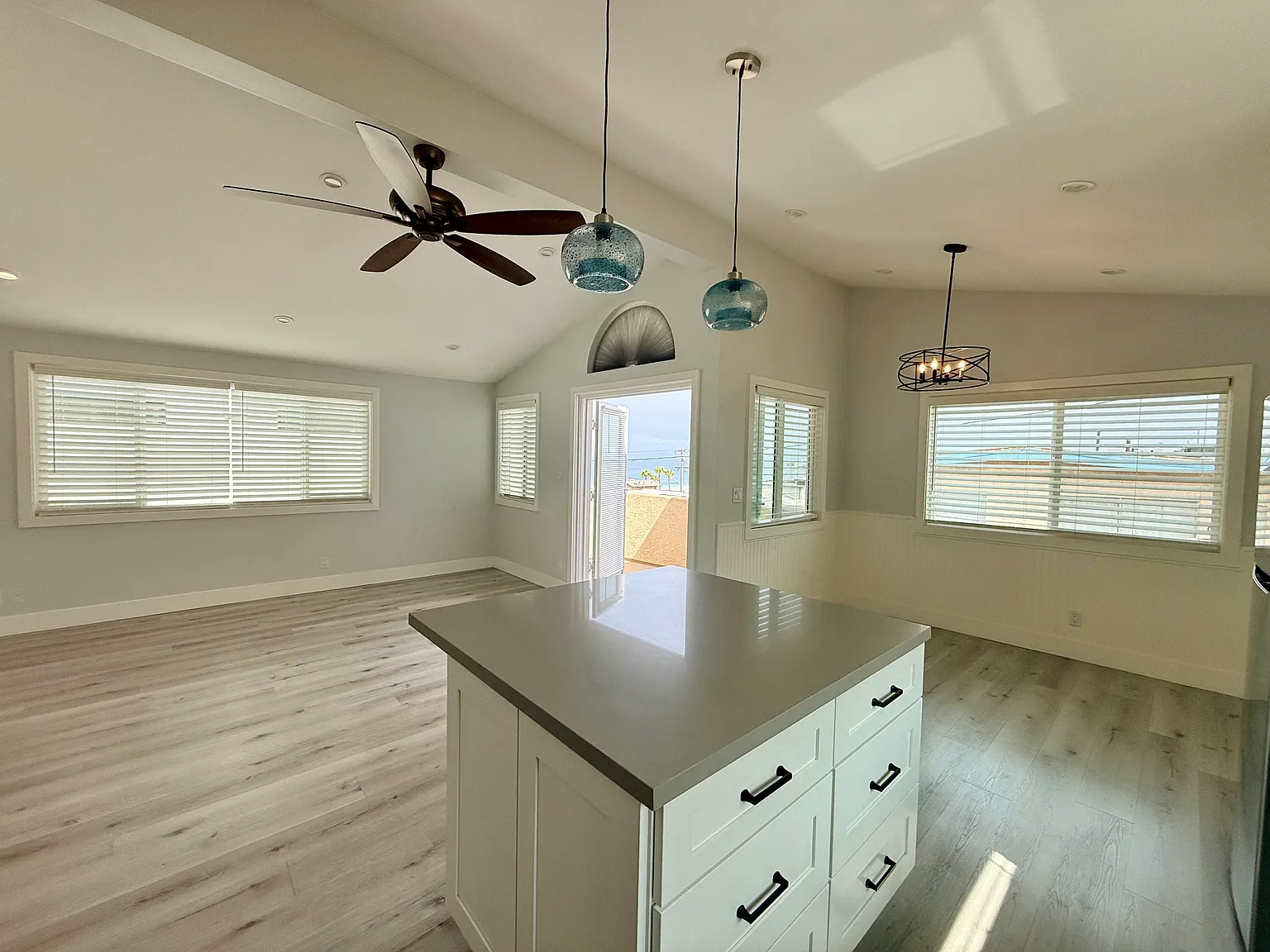 2 bed, 2.5 bath, 1200 sqft, $7,650 — Photo 3