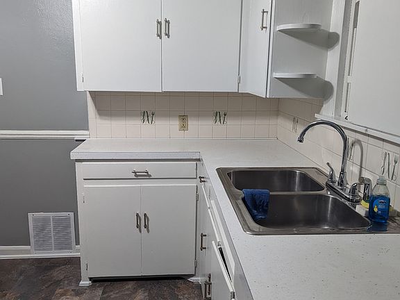 3rd image of 125 Glenwood Hts