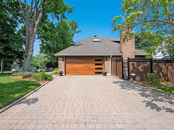 3rd image of 2428 Lakeshore Rd