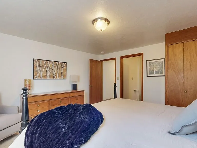 301 NE A St #B — Photo 2