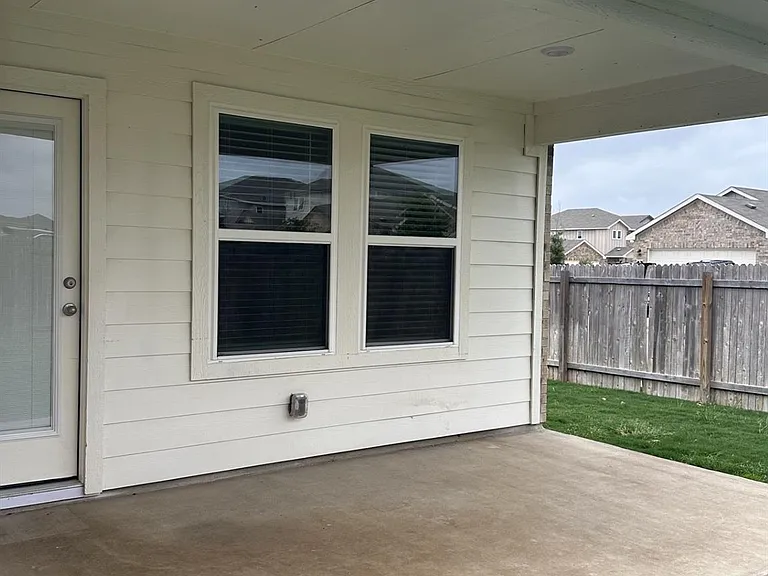 201 Longmount Cv — Photo 3