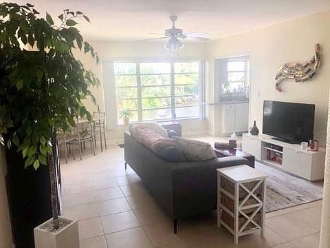 3rd image of 2414 NE 25th Pl APT 7