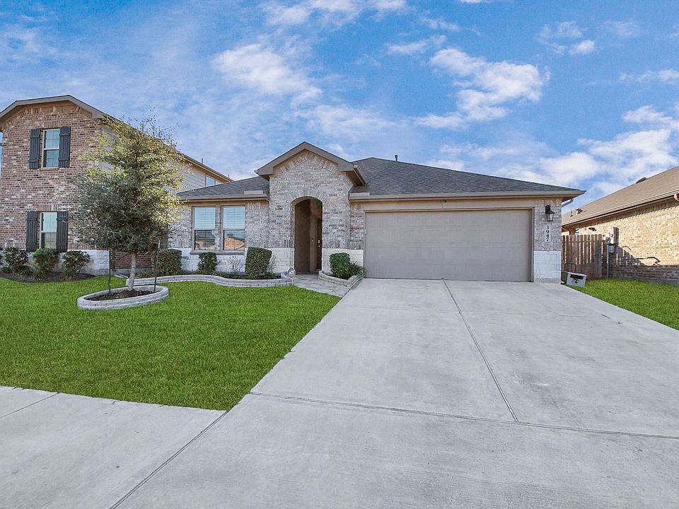 1st image of 3947 Country Club Dr