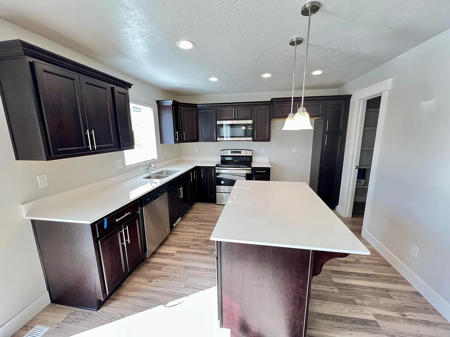 6 bed, 3003 sqft, $3,200 — Photo 4